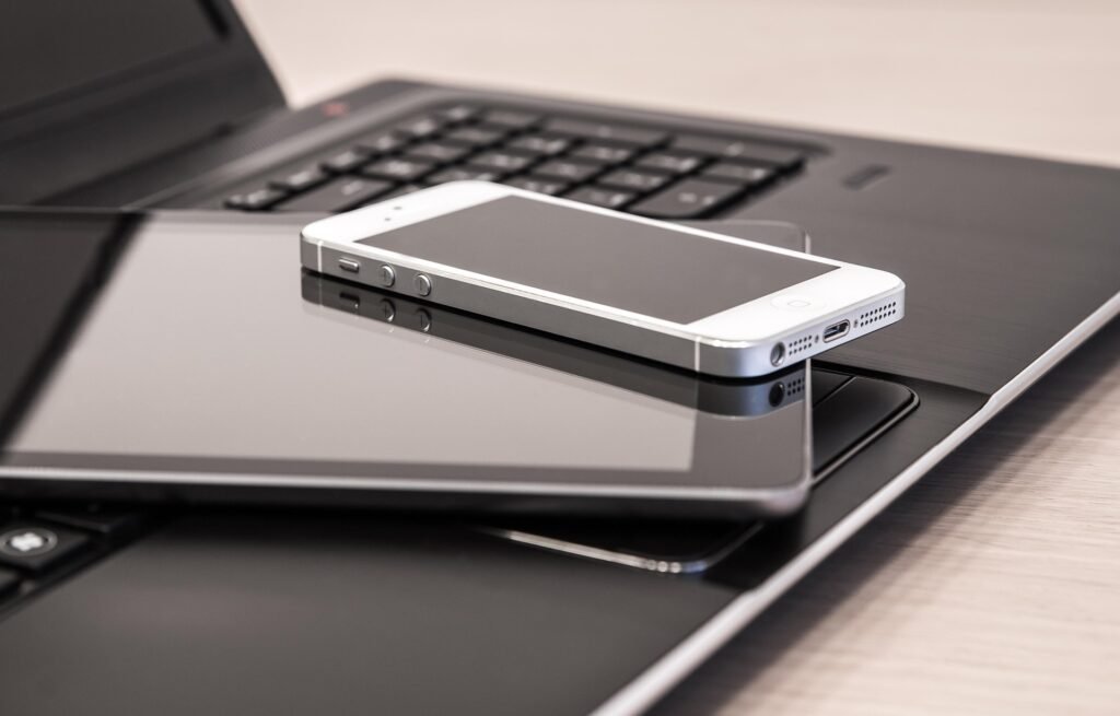 Using the best tech gadgets for students saves time, improves organization