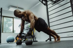 Athlete performing strength training to lose fat and gain muscle at the same time in a modern gym