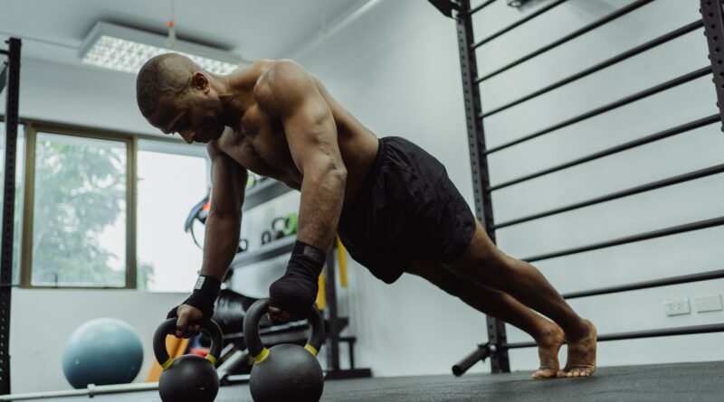 Athlete performing strength training to lose fat and gain muscle at the same time in a modern gym