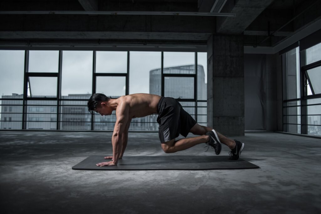High Knees während eines intensiven HIIT-Trainings 