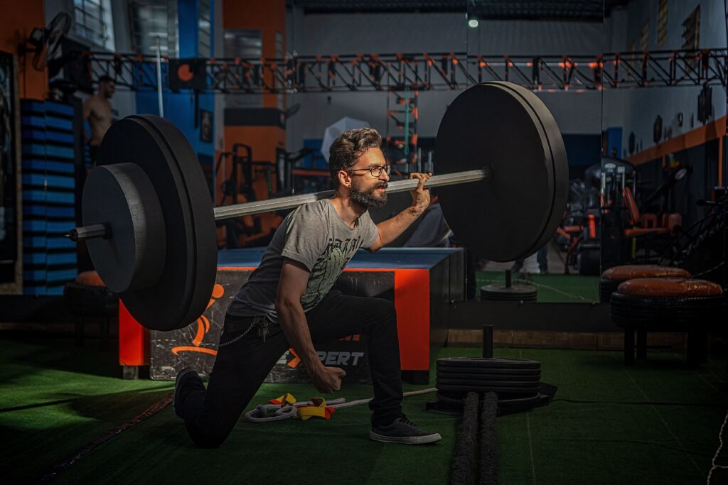 Athlète réalisant un jump squat explosif pour le développement de la puissance musculaire.