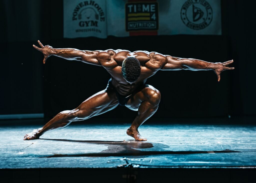 Athlète exécutant un squat lourd pour développer sa force musculaire en préparation physique.