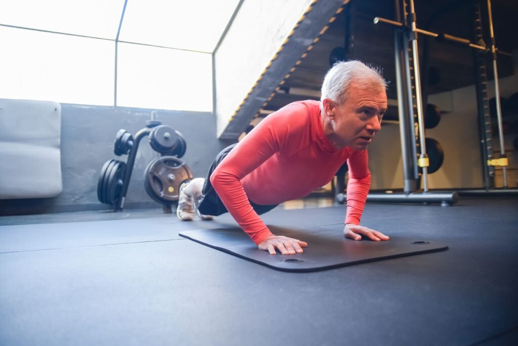 Senior pratiquant le fitness fonctionnel 