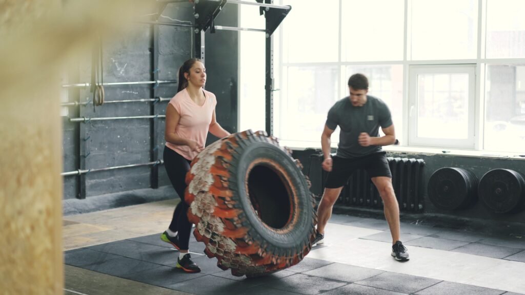 squats au poids du corps pendant un entraînement HIIT à la maison 