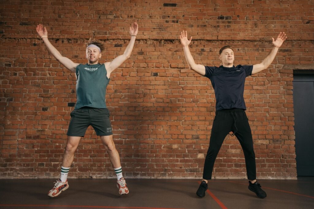 Hampelmänner während eines HIIT-Workouts zu Hause 
