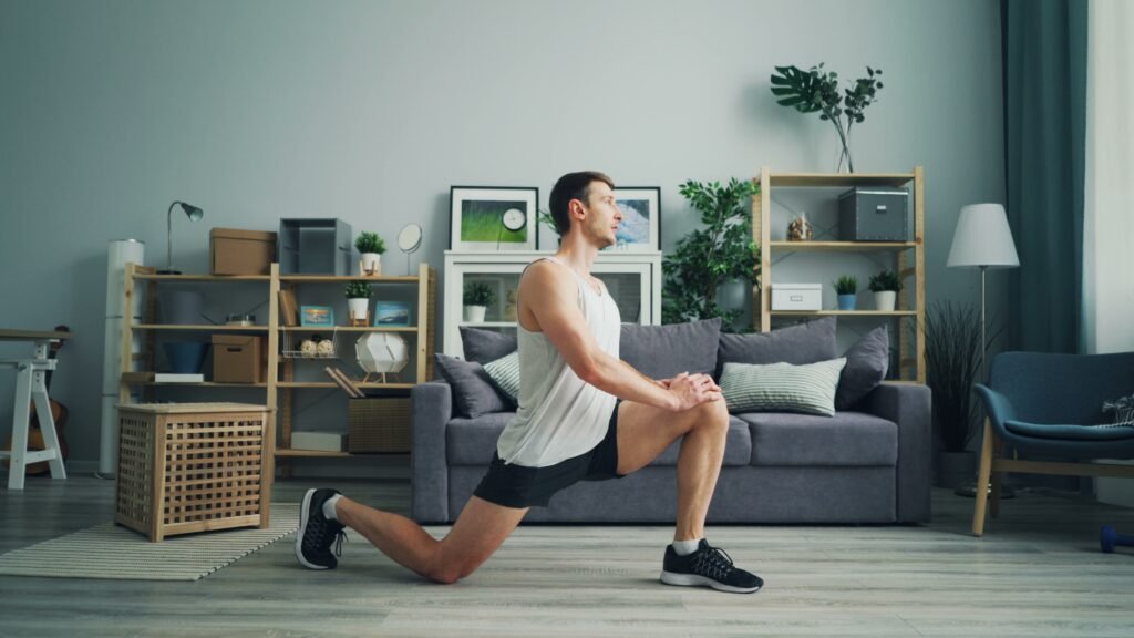 squats au poids du corps pendant un entraînement HIIT à la maison