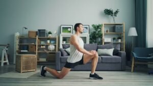 squats au poids du corps pendant un entraînement HIIT à la maison