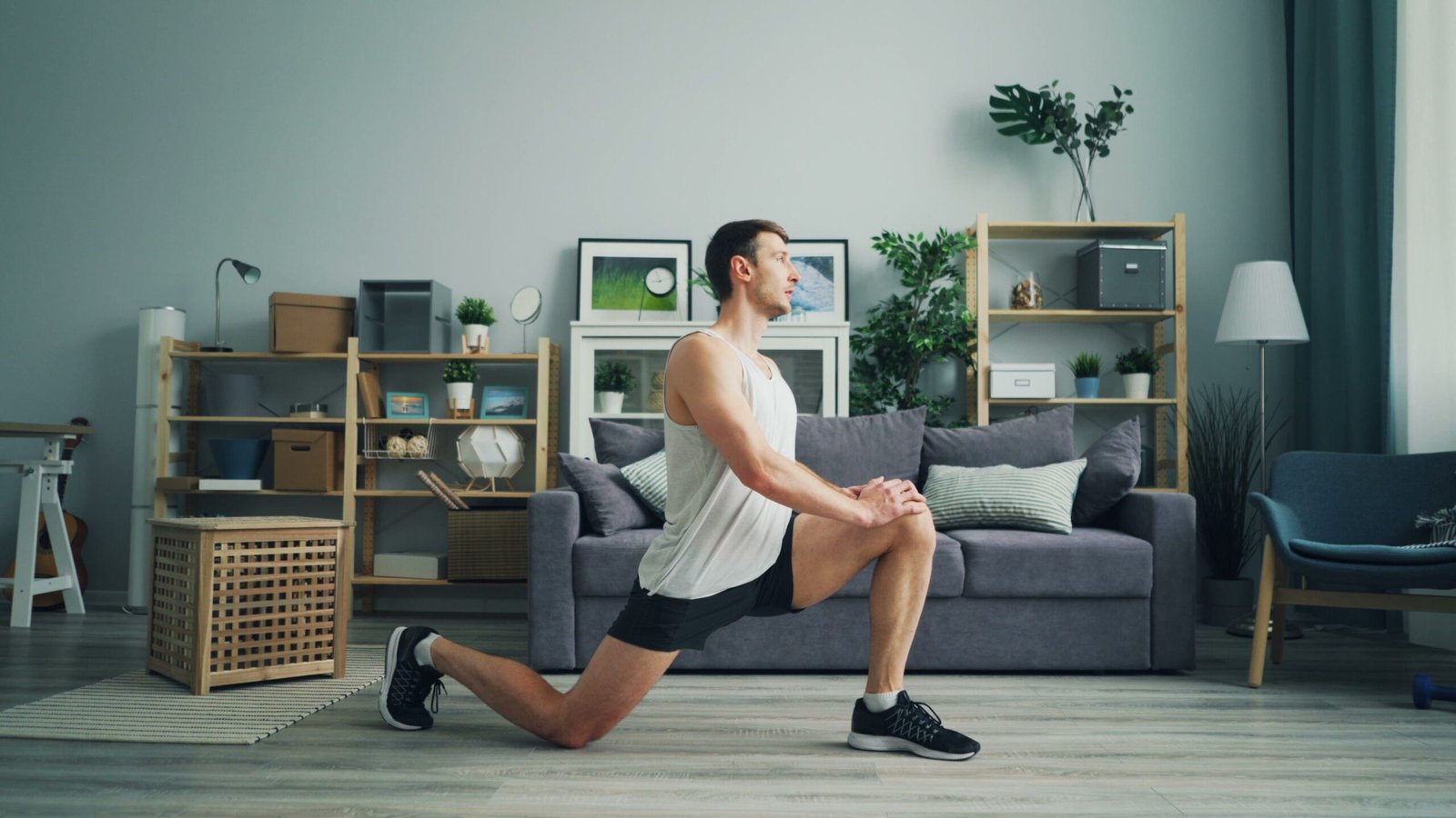 squats au poids du corps pendant un entraînement HIIT à la maison