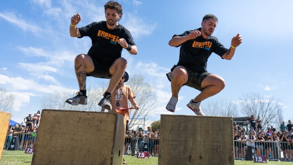 Athlète participant à une course HYROX de fitness fonctionnel 