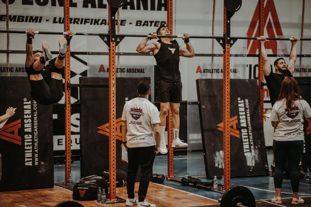 Sportler bei einem HYROX-Fitness-Wettkampf 