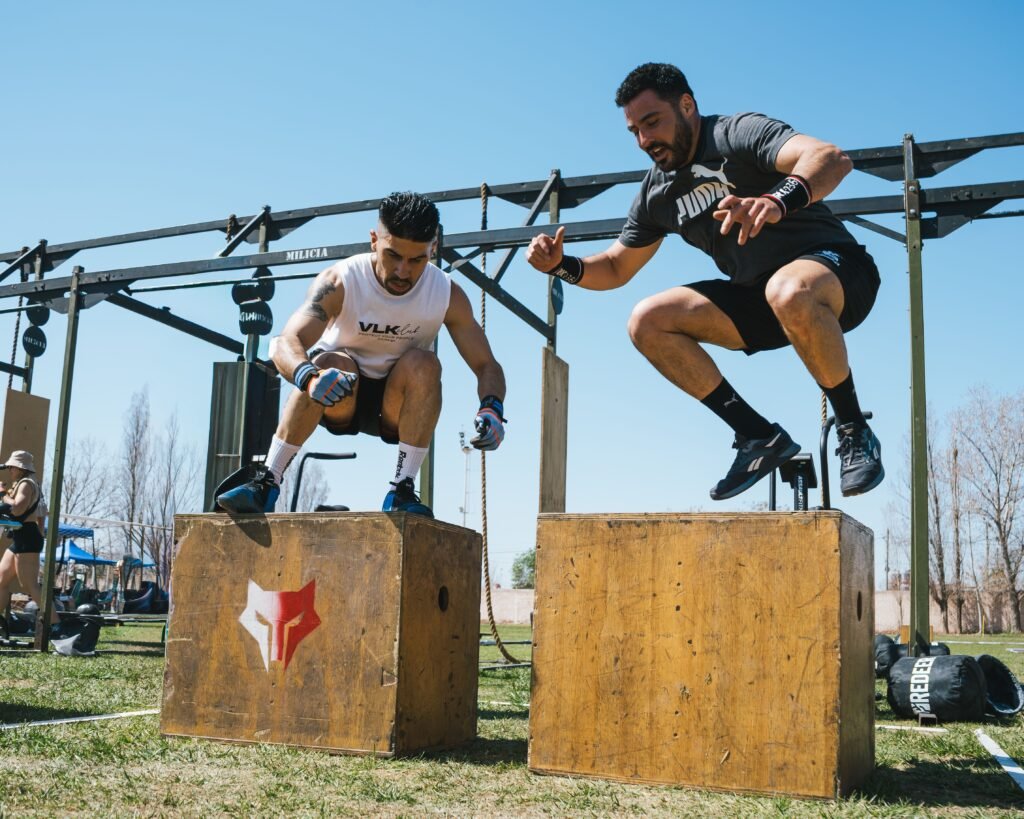 Athlet beim Sled Push während eines HYROX-Rennens 