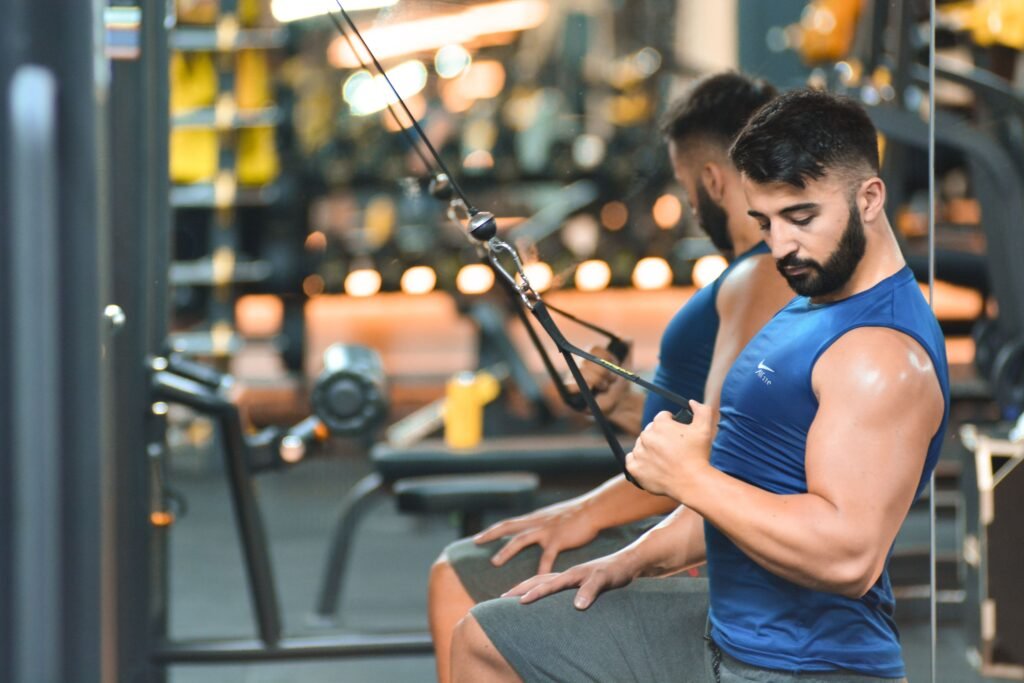 Infographic explaining muscle protein synthesis and daily calorie surplus requirements