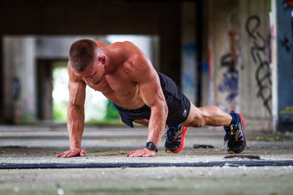 Sportler beim Krafttraining für bessere Muskel – Fitness