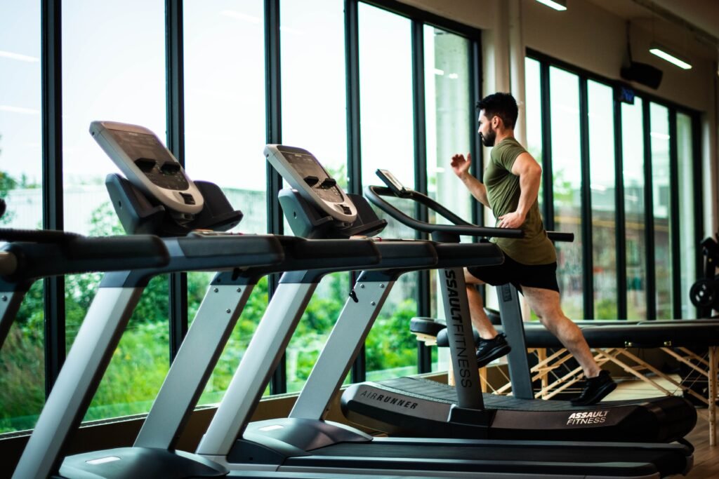 Renforcement musculaire dans une routine fitness 