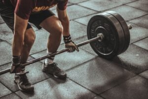 alt="Infographic comparing high-intensity interval training and heavy weightlifting for fat loss and muscle retention"
