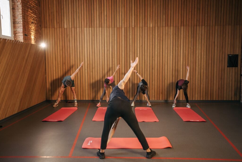 Woman performing barbell squat resistance exercises in a French gym weightlifting zone.