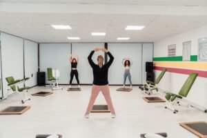 Une femme pratique des exercices de Pilates et de gym douce sur un tapis de sport. Copier le texte alternatif