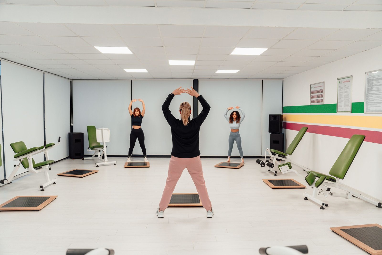 Une femme pratique des exercices de Pilates et de gym douce sur un tapis de sport. Copier le texte alternatif