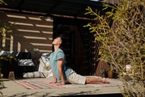 Übungen gegen Rückenschmerzen auf einer Fitnessmatte
